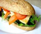 Ένα καλό σνακ ή σάντουιτς με ψωμί αναπόσπαστο μπαρ με πολλά ποικίλα συστατικά